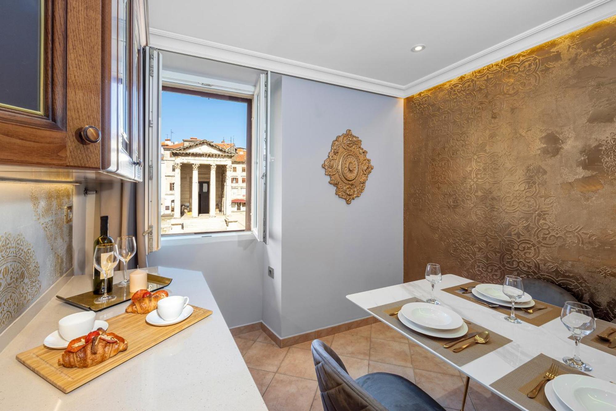 Augustus Forum View Apartment